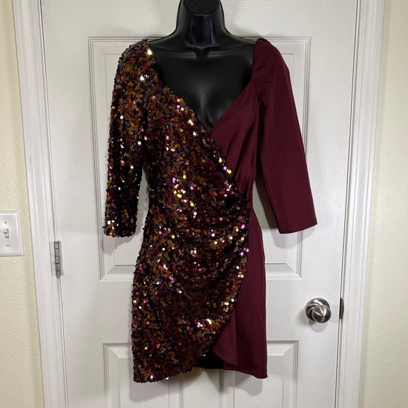 TCEC Dresses & Skirts - TCEC Elegant Sequin Burgundy Dress Sz Small